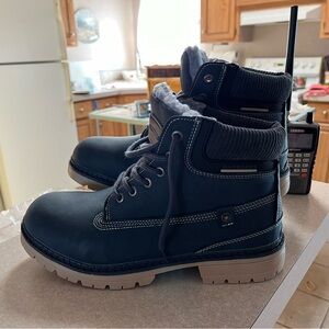 Men’s outdoors winter hiking boot NWOT  EU 41 = 8.5 US